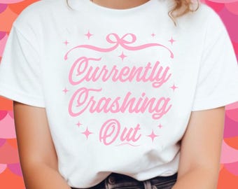 Camiseta con cita retro tipográfica rosa de Coquette "Crashing Out"