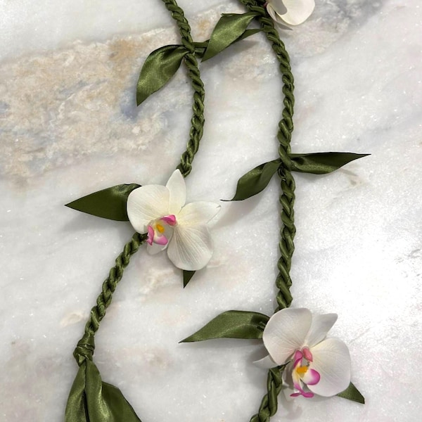collier de feuilles de ti en satin avec orchidées