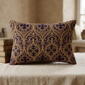 Cuscino lombare con trafori medievali, cuscino per divano in stile gotico, decorazione per la casa veneziana rinascimentale, barocco medievale, viola e oro, cuscino per divano