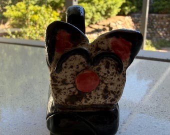 Statuetta a forma di pagnotta con gatto maculato e dettaglio di ciliegia (8 cm x 7 cm)
