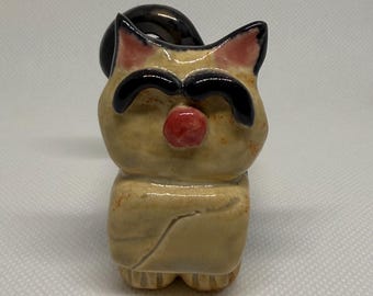 Figura de gato Bessie con forma de pan y detalle de cereza (7 x 6 cm)