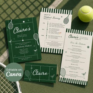 Könnte beinhalten: Eine Sammlung von grün-weißen Tennis-Themen-Papeterie, darunter Einladungen, Reiseroutenkarten und eine Speisekarte. Die Einladung lautet "Claire's Bachelorette Weekend". Ein Tennisball ist sichtbar. Der Text "Editable on Canva" ist ebenfalls vorhanden.