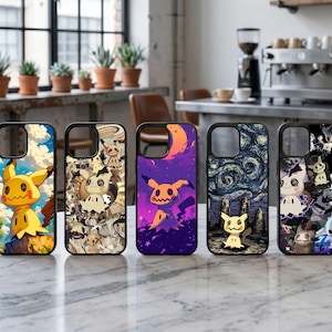 Puede incluir: Cinco fundas para teléfono con bordes negros y diseños coloridos. Las fundas presentan varios personajes de dibujos animados y fondos artísticos, incluyendo una noche estrellada y un diseño de Pikachu. Las fundas se exhiben sobre una superficie de mármol blanco.