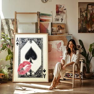 Carta da gioco, stampa con asso di picche, labbra con bacio retrò alla moda, stampa con femme fatale, estetica da appartamento, arredamento per appartamenti, stampa artistica accattivante