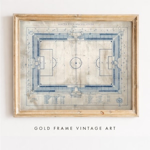 Może przedstawiać: Oprawiony wydruk w stylu vintage zatytułowany SOCCER PITCH SPECIFICATIONS, przedstawiający szczegółowy niebieski plan techniczny boiska piłkarskiego z wymiarami i oznaczeniami na tle postarzanego papieru w jasnej drewnianej ramie.