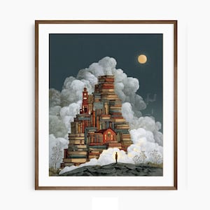 Puede incluir: Una impresión artística enmarcada representa un castillo hecho de libros, con una pequeña figura delante. El castillo tiene un tejado rojo y una torre del reloj. Una luna llena brilla en el cielo nocturno, rodeada de nubes.