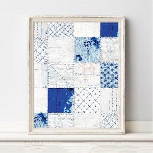 Puede incluir: Una pieza de arte mural enmarcada que presenta una cuadrícula de parches de tela cuadrados en tonos blanco y azul profundo. Los cuadrados textiles muestran varios patrones, incluyendo rayados cruzados, formas geométricas y texturas índigo.