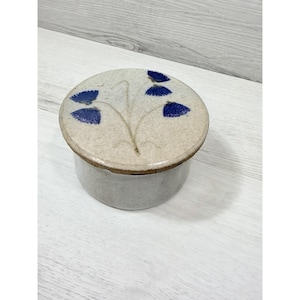 Tarro de cerámica con tapa, de gres, azul cobalto, con esmalte gris floral, 11,4 cm (4 1/2").