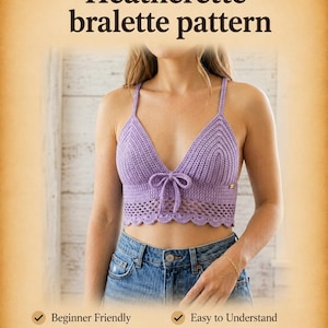 Op de afbeelding: Een lavendelkleurige gehaakte bralette met strikdetail, gecombineerd met een blauwe jeans. De top heeft een geschulpte zoom en de tekst "Heatherette bralette pattern". De afbeelding bevat ook tekst die aangeeft dat het patroon beginnersvriendelijk is.