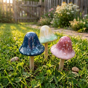 Estacas de cerámica para jardín con forma de setas, setas tintineantes, decoración caprichosa para jardín de hadas, arte de jardín estilo cottagecore, regalo para amantes de las setas al aire libre.