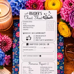 Könnte beinhalten: Ein weißes, rechteckiges Blatt Papier mit der Überschrift The Reader's Cheat Sheet und schwarzem Aufdruck. Es enthält Abschnitte für Buchbewertungen, einen Kapitel-Check-in und einen Romance-Report mit verschiedenen Auswahlmöglichkeiten.