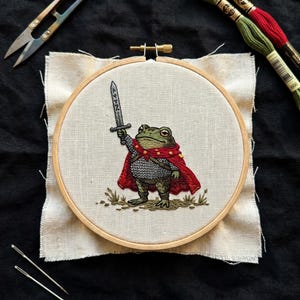 Borduurpakket Ridderkikker - Middeleeuwse zwarte kikker met zwaard en rode cape - Fantasiedier DIY knutselproject - Speelse wanddecoratie voor de kinderkamer