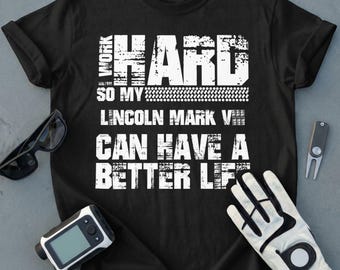 Camiseta "Trabalhe duro para que meu Lincoln Mark V possa ter uma vida melhor" | Camiseta para entusiasta de carros | Camiseta vintage da Lincoln