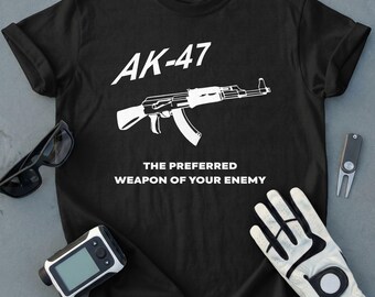 Camiseta com estampa ousada de fuzil AK-47, camiseta com a frase "Arma preferida do seu inimigo", presente de vestuário militar tático.