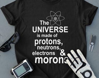 Camiseta engraçada de presente científico | Camiseta Universo Prótons Nêutrons Elétrons Idiotas | Camiseta de humor sarcástico sobre física