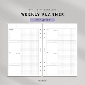 Puede incluir: Una página de planificador semanal blanca con texto y líneas de cuadrícula en negro. En la parte superior dice WEEKLY PLANNER y HALF LETTER. El diseño incluye secciones para prioridades, de lunes a domingo, iconos de seguimiento y seis agujeros.