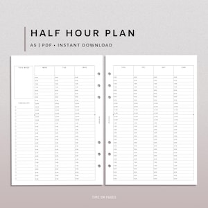 Könnte beinhalten: Ein digitaler A5-Planer-Einsatz mit dem Titel HALF HOUR PLAN, bestehend aus zwei weißen Seiten mit schwarzen Rasterlinien für die Wochenplanung. Das Layout enthält Spalten von Montag bis Sonntag, halbstündige Zeitfenster von 6:00 bis 21:30 Uhr und einen Bereich für Checklisten.