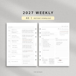 Op de afbeelding: Een 2027 weekplanner-inzet in A5-formaat, bestaande uit twee pagina's met een strakke lay-out. De linkerpagina toont een weekschema met uren, terwijl de rechterpagina secties bevat voor prioriteiten, takenlijsten, notities, gewoontes en volgende week.
