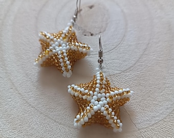 手作りのビーズスターイヤリング、ゴールドとホワイトのシードビーズイヤリング、かわいい星のジュエリー、ボヘミアンイヤリング