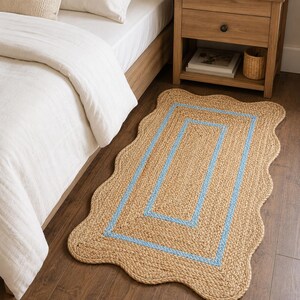 Geschulpt jute vloerkleed met blauwe rand, handgemaakt vloerkleed, boho boerderijtapijt, vloerkleed natuurlijke vezels, vloerkleed hal, woonkamerdecor