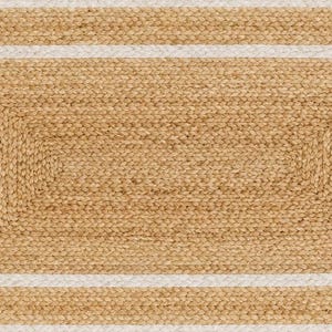 K&ouml;nnte beinhalten: Ein rechteckiger Teppich mit einer geflochtenen Textur aus nat&uuml;rlichem, hellbraunem Jute und horizontalen wei&szlig;en Streifen. Das Design besteht aus einem zentralen geflochtenen Juterechteck, umgeben von abwechselnden B&auml;ndern aus Jute und wei&szlig;em Material.