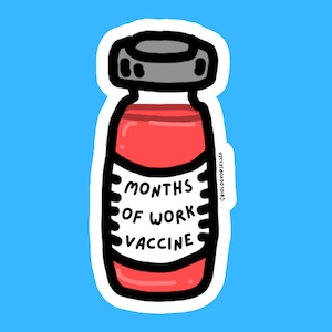 Op de afbeelding: Een stickerillustratie van een glazen flesje gevuld met rode vloeistof, voorzien van een grijze dop en een wit etiket met de zwarte tekst MONTHS OF WORK VACCINE. Het ontwerp heeft een dikke zwarte omlijning en een witte rand op een blauwe achtergrond.
