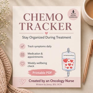 Puede incluir: Un PDF imprimible titulado "Chemo Tracker" con el texto "Manténgase organizado durante el tratamiento". El diseño incluye una ilustración de una bolsa de goteo médica con corazones. Un bolígrafo y una taza de café son visibles.