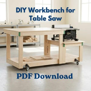 Puede incluir: Un banco de trabajo de bricolaje de madera clara para una sierra de mesa, con un estante inferior y una plataforma lateral más pequeña. El banco de trabajo tiene detalles verdes y está sobre ruedas. El texto en la imagen dice "DIY Workbench for Table Saw" y "PDF Download".