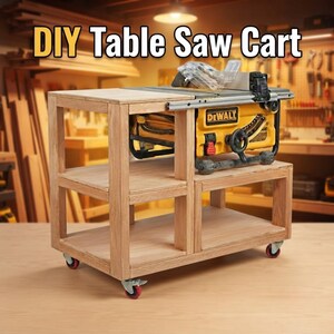 Pode incluir: Um carrinho de madeira para serra de mesa com uma serra de mesa amarela DeWalt montada no topo. O carrinho apresenta um design de estrutura aberta com duas prateleiras inferiores e quatro rodízios vermelhos. O texto DIY Table Saw Cart está no topo.