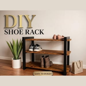 Peut inclure: Étagère à chaussures à trois niveaux, à faire soi-même, avec une finition en bois rustique et des supports en métal noir. Le texte "DIY SHOE RACK" est affiché au-dessus, avec "EASY TO BUILD!" en dessous. Des chaussures et une plante sont posées.