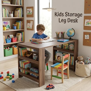 Op de afbeelding: Een bureau van donker hout met geïntegreerde zijplanken voor opslag, met de tekst Kids Storage Leg Desk op de muur. Het bureau bevat open planken gevuld met boeken en kleine voorwerpen, gecombineerd met een kleurrijke houten stoel met rode, blauwe en gele latten.