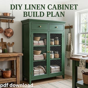 Könnte beinhalten: Ein dunkelgrüner Holzschrank mit zwei oberen Schubladen und zwei Türen mit Maschendraht-Einsätzen. Der Schrank enthält gestapelte Wäsche und Gläser. Der Text DIY LINEN CABINET BUILD PLAN ist über dem Schrank zu sehen.