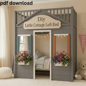 Könnte beinhalten: Ein graues Hochbett aus Holz im Hütten-Design mit einer zentralen Tür, einem oberen Geländer und zwei Fensterrahmen mit weißen Blumenkästen voller bunter Blumen. Ein Schild trägt die Aufschrift Diy Little Cottage Loft Bed.