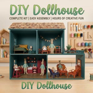 Może przedstawiać: Turkusowy domek dla lalek DIY z drewnianym dachem z gontów, umeblowany miniaturowymi meblami i figurkami królików. Tekst "DIY Dollhouse" jest wyświetlany na zielono. Zestaw jest kompletny do łatwego montażu i godzin kreatywnej zabawy.