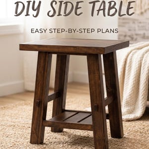 Könnte beinhalten: Ein dunkelbrauner Beistelltisch aus Holz mit quadratischer Oberseite und vier stabilen Beinen. Der Tisch hat ein unteres Regal und ist mit sichtbaren Verbindungen konstruiert. Der Text "DIY SIDE TABLE" und "EASY STEP-BY-STEP PLANS" sind sichtbar.