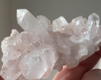 Racimo de cuarzo rosa del Himalaya: cristal de color rosa natural con matriz de hierro.