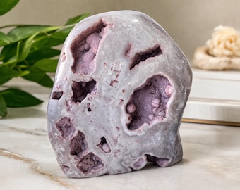 Gran escultura de cristal de drusa de amatista rosa de forma irregular / Geoda botrioidal para decoración del hogar