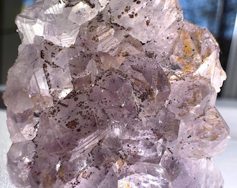 Mini Amethyst-Cluster mit extremen Rutileinschlüssen • Funkelndes Druzy Kristallmuster • Roher lila kubischer Quarz • Taschenkristall mit Eisen