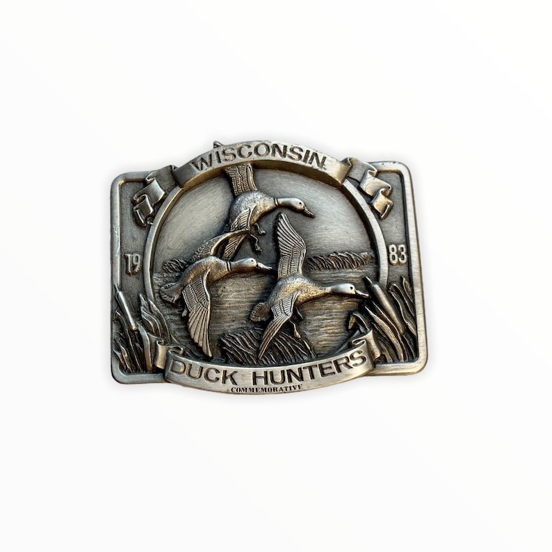 Wisconsin 1983 Duck Hunters Commemorative Belt Buckle by Bergamot Brass Works Flying Ducks Detail