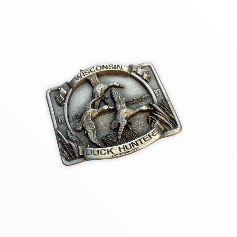 Wisconsin 1983 Duck Hunters Commemorative Belt Buckle by Bergamot Brass Works Flying Ducks Detail