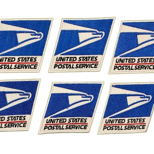 Könnte beinhalten: Sechs gestickte Aufnäher mit dem Logo des United States Postal Service. Jeder Aufnäher hat ein blau-weißes Design mit den Worten "UNITED STATES POSTAL SERVICE" in Rot und Schwarz.