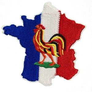 Puede incluir: Parche bordado con la forma de Francia, con los colores de la bandera francesa: azul, blanco y rojo. Un gallo colorido se alza sobre un trozo de hierba verde, añadiendo un toque patriótico. Adecuado para chaquetas, bolsos u otros artículos de tela.