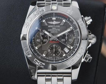 Reloj Breitling Chronomat 44 vintage con esfera gris, cronógrafo y brazalete de acero AB0110