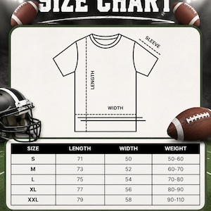 Pu&ograve; includere: Tabella delle taglie delle t-shirt con misure in centimetri. Le taglie vanno dalla S alla XXL, con le relative lunghezze, larghezze e pesi. Il testo "SIZE CHART" &egrave; in alto. Palloni da football americano e un casco sullo sfondo.