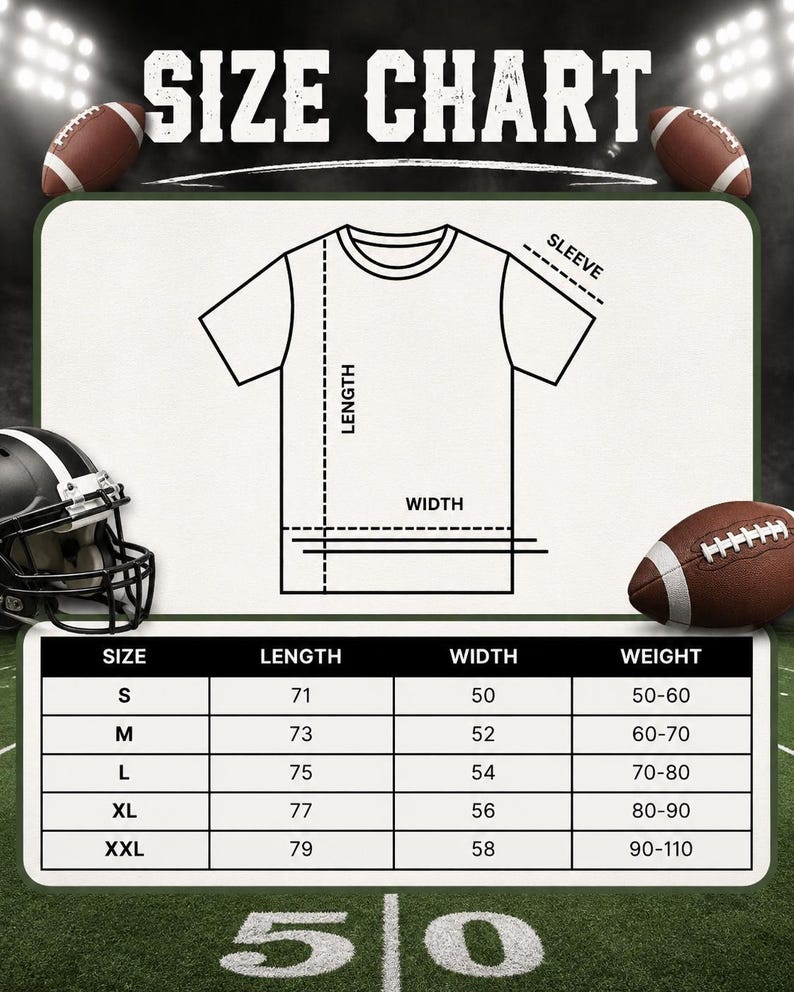 Pu&ograve; includere: Tabella delle taglie delle t-shirt con misure in centimetri. Le taglie vanno dalla S alla XXL, con le relative lunghezze, larghezze e pesi. Il testo "SIZE CHART" &egrave; in alto. Palloni da football americano e un casco sullo sfondo.