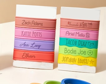 Compra 1 y llévate 1 gratis. Etiqueta personalizada para botella, banda de silicona con nombre para vaso con boquilla, etiqueta de identificación para botella de agua, regalo con banda grabada para niños y bebés.