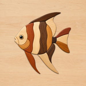 Puede incluir: Una pieza decorativa de madera para pared con forma de pez ángel, elaborada con múltiples segmentos de madera en tonos naturales variados que incluyen crema claro, beige, marrón rojizo y marrón espresso oscuro, con un ojo circular negro.