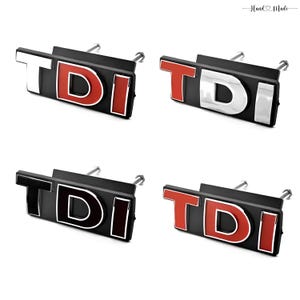 Könnte beinhalten: Vier TDI-Autoembleme in verschiedenen Farbschemata. Die Embleme sind schwarz mit weißen, roten und silbernen Buchstaben. Jedes Emblem hat zwei Befestigungsbolzen auf der Rückseite. Die Worte "Hand Made" sind in Kursivschrift oben rechts geschrieben.