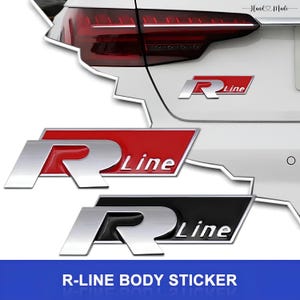 Puede incluir: Pegatinas de carrocería R-Line plateadas y rojas. Las pegatinas tienen una "R" plateada metálica y texto "Line" sobre un fondo rojo o negro. La imagen también muestra las pegatinas aplicadas a un coche blanco.