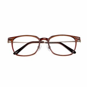 K&ouml;nnte beinhalten: Braune rechteckige Brille mit einem d&uuml;nnen silbernen Steg und B&uuml;geln. Die Fassungen haben eine subtile, abgerundete Form und sind mit kleinen dekorativen Details an den B&uuml;geln versehen. Die Gl&auml;ser sind klar.